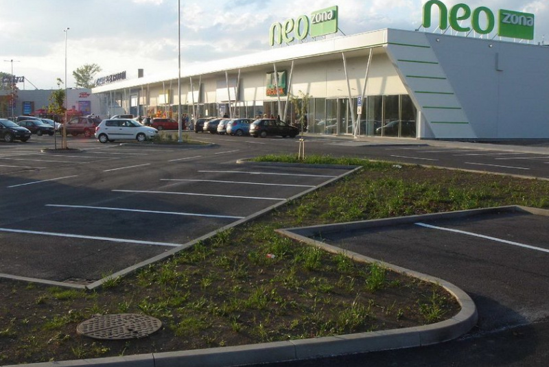 Obchodné stavby / NEO-ZÓNA, obchodné centrum - foto